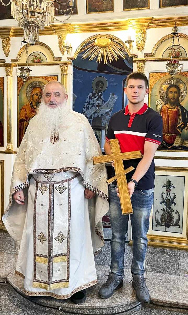 Дърворезбар дари кръст на параклис „Свети Георги“